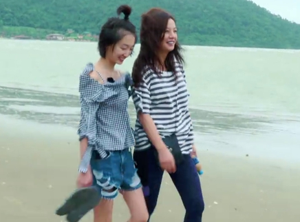 赵薇周冬雨海边上演文艺片