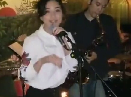 张天身着白衬衫现场Live