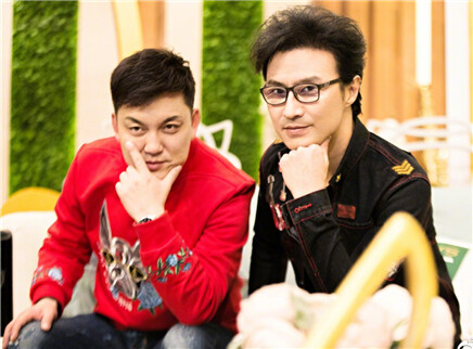 汪峰李锐与炮仗合影