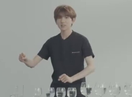 王源用杯子敲出音乐