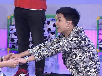 袁成杰双人拉伸初体验痛到尖叫