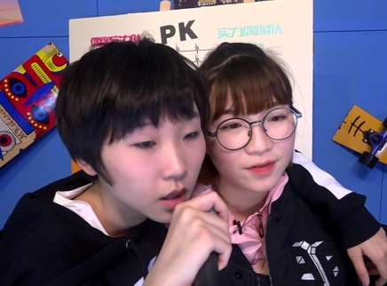 黄佳欣携手周吉芳搞怪记歌词