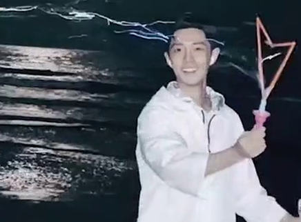 肖战海边玩泡泡笑容超治愈
